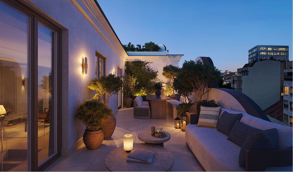 Terraza privada del ático al atardecer